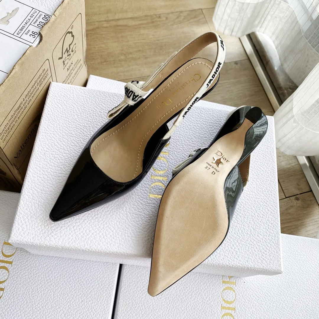 👟👟Ex-factory price 440👟👟 Developed one-to-one from the original version, 👠👠✨ ✨Dior’s popular sandals are new🔥 🔥 The same style as the most popular internet celebrities and celebrities of the year💁 💁. Imported fabric, lining and feet are made of calfskin lining🐑. Original molded heel, heel height 10Cm 6.5cm💘 Original molded metal outsole with five-pointed star LOGO mark✨. Original bow, 💅 Italian leather outsole. 👄💋 Full set of packaging (bags, cards, invoices, one-to-one wrapping paper) 34 40 41 customized